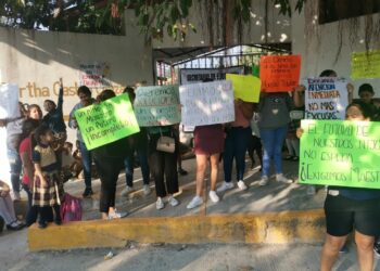 Padres de familia mantienen cierre de primaria “Bertha Castro”