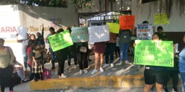 Padres de familia mantienen cierre de primaria “Bertha Castro”