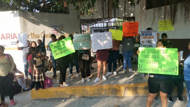 Padres de familia mantienen cierre de primaria “Bertha Castro”