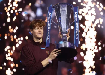 El italiano Sinner doblega al español Alcaraz y se corona en el Masters ATP