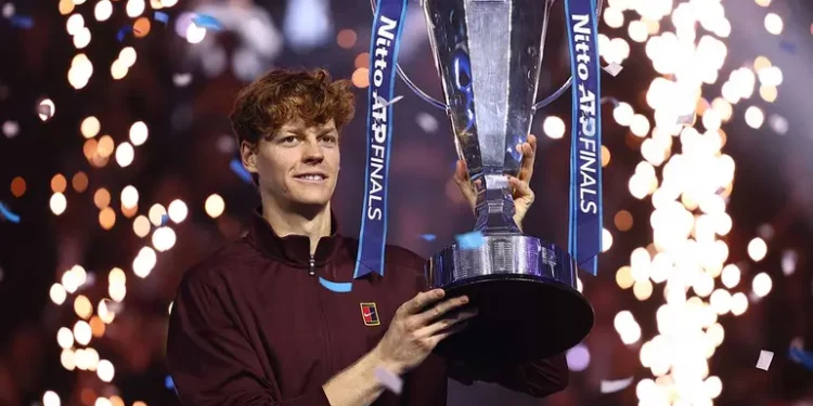 El italiano Sinner doblega al español Alcaraz y se corona en el Masters ATP