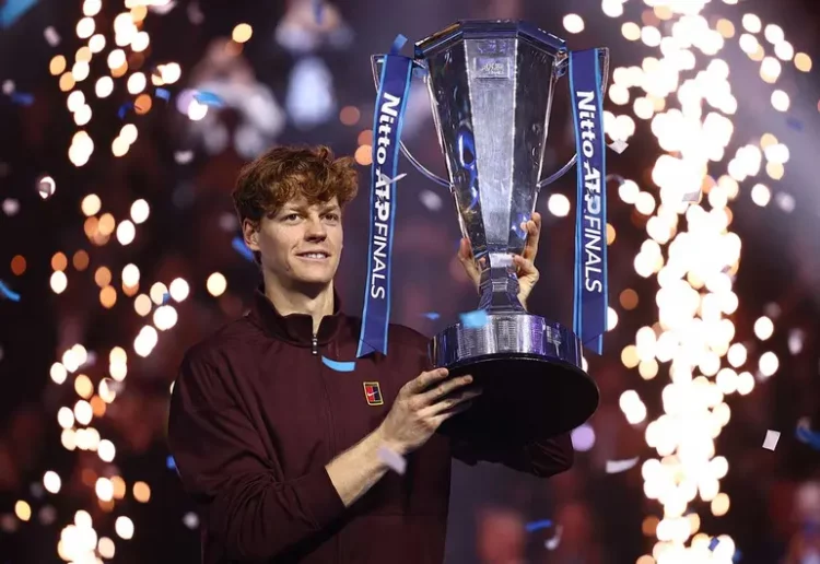 El italiano Sinner doblega al español Alcaraz y se corona en el Masters ATP