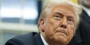 Trump firma ley que obliga a divulgar todos los archivos del caso Epstein