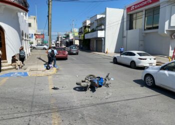 Automóvil embiste a dos motociclistas al omitir alto en crucero de calles 8 y Bravo