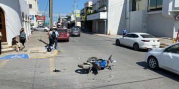 Automóvil embiste a dos motociclistas al omitir alto en crucero de calles 8 y Bravo