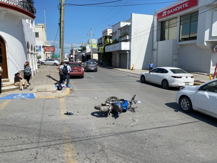 Automóvil embiste a dos motociclistas al omitir alto en crucero de calles 8 y Bravo