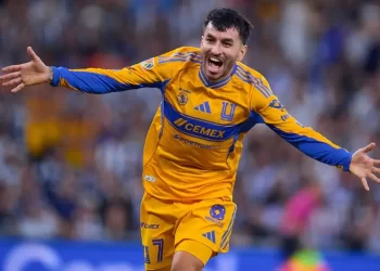 Monterrey y Tigres empatan 1-1 en juego de expulsiones