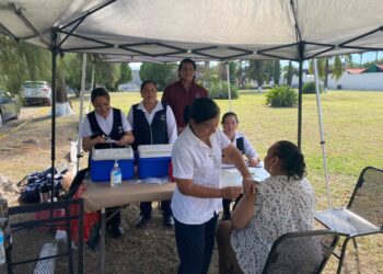 Enfermeras de Tamaulipas vacunan hasta en los panteones contra Influenza y COVID