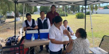 Enfermeras de Tamaulipas vacunan hasta en los panteones contra Influenza y COVID