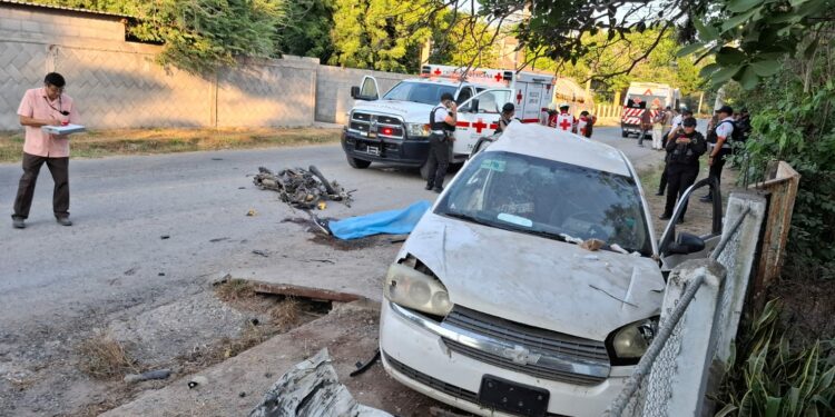 Mueren dos en choque de moto contra auto