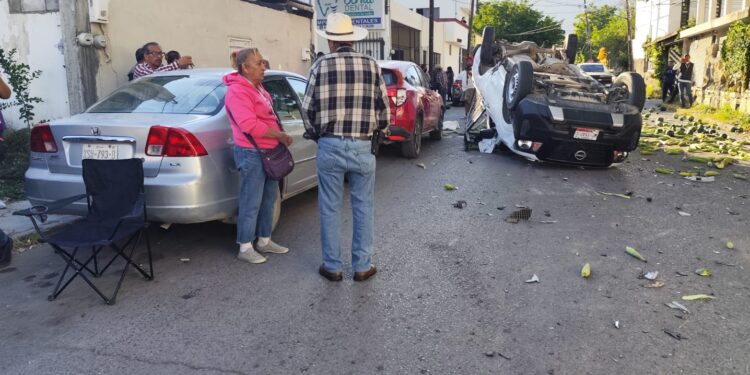 Choca camioneta de elotero y vuelca en centro de Cd. Victoria; cinco heridos