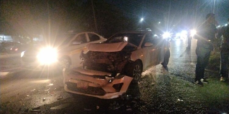 Accidente en Libramiento Portes Gil deja cuatro heridos