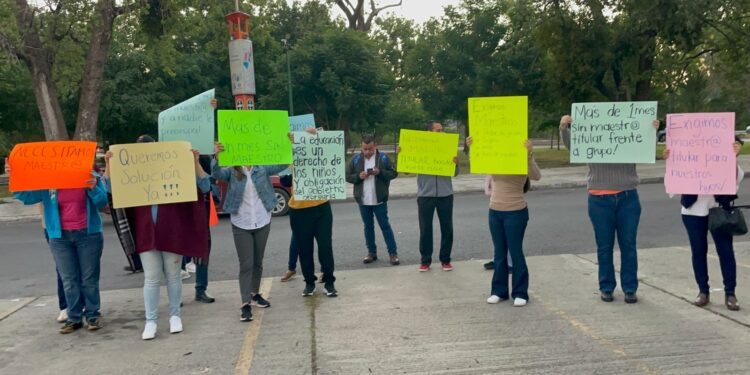 Cierran padres de familia la primariam Leona Vicario, exigen maestro