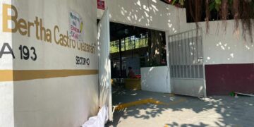 Reabren escuela, les asignan maestro