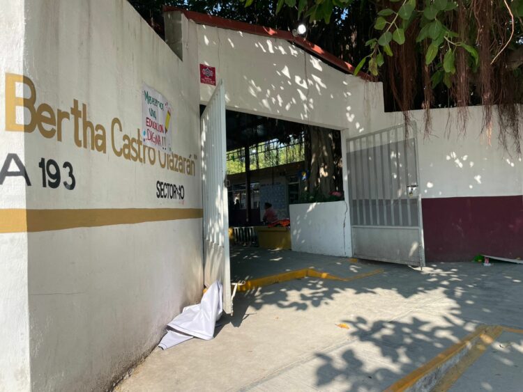 Reabren escuela, les asignan maestro