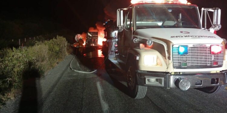 Cierran carretera Tula-Victoria por choque de trailers… se in cendian