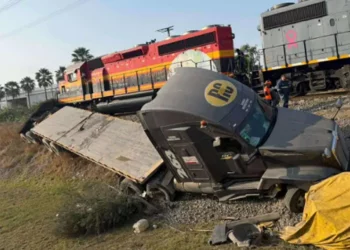 Tráiler intenta ganarle el paso al tren y provoca accidente en Apodaca, Nuevo León