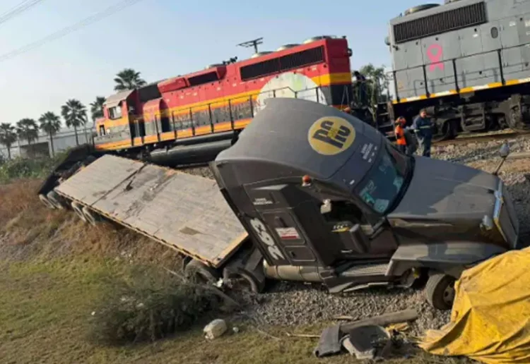 Tráiler intenta ganarle el paso al tren y provoca accidente en Apodaca, Nuevo León
