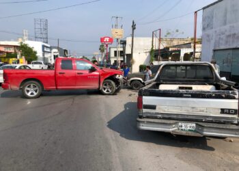 Choque triple de camionetas en el crucero de calles Ocho y Carrera Torres