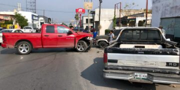Choque triple de camionetas en el crucero de calles Ocho y Carrera Torres