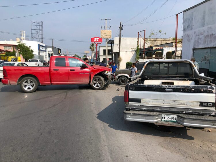 Choque triple de camionetas en el crucero de calles Ocho y Carrera Torres