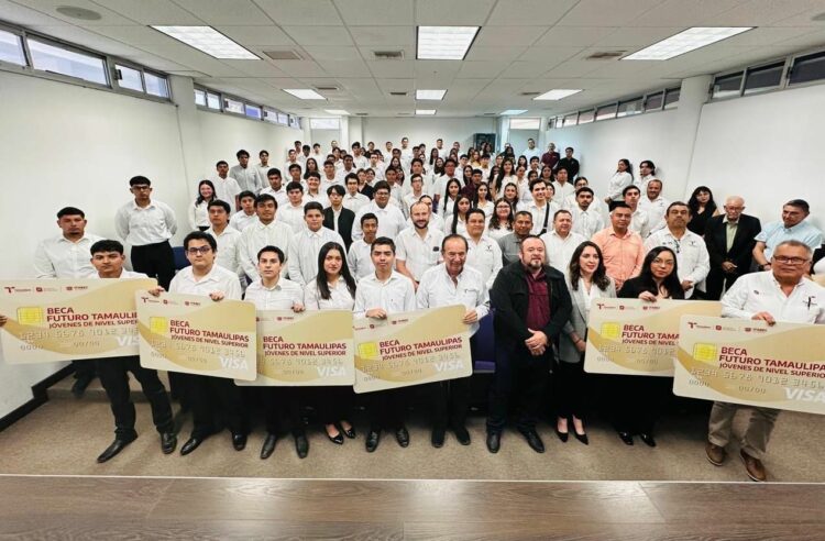 Entrega el ITABEC 456 becas en la Universidad Politécnica Victoria