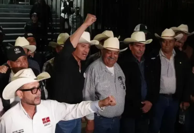 Campesinos y transportistas levantan bloqueos tras llegar a un acuerdo con SADER y SEGOB