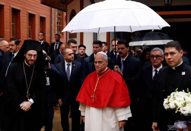 El Papa León no se detiene a rezar en la Mezquita Azul de Estambul