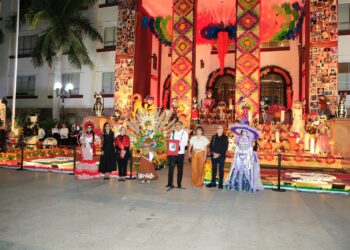 Premian Américo Villarreal y María Santiago concurso estatal de catrinas y catrines