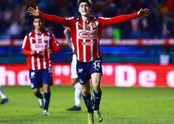 La Hormiga González pica y Chivas se lleva los tres puntos