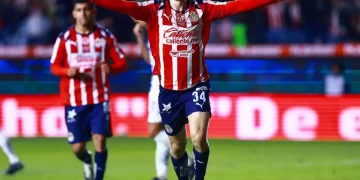 La Hormiga González pica y Chivas se lleva los tres puntos