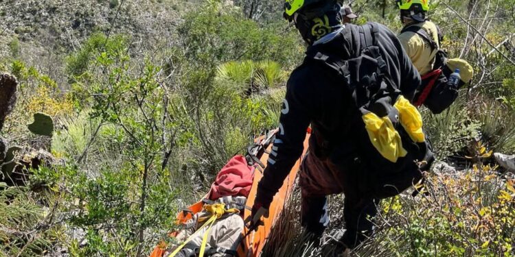 Rescatan a pastor en la sierra de Bustamante