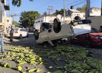 Choca camioneta de elotero y vuelca en centro de Cd. Victoria; cinco heridos