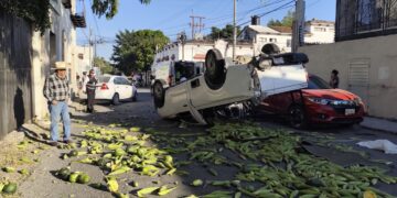 Choca camioneta de elotero y vuelca en centro de Cd. Victoria; cinco heridos
