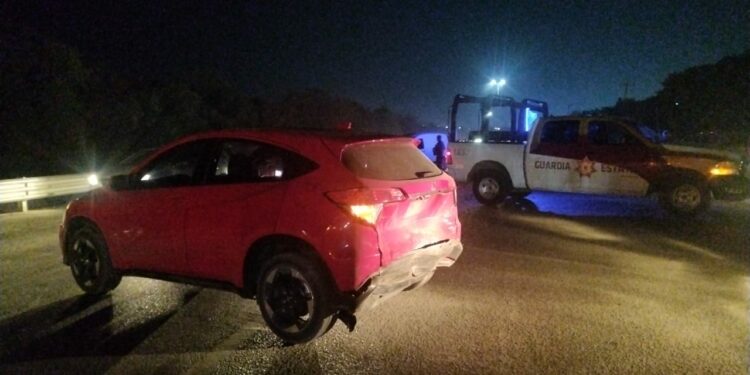 Accidente en Libramiento Portes Gil deja cuatro heridos