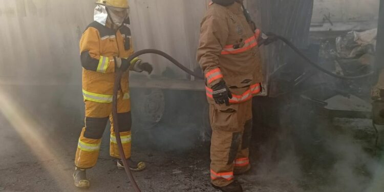 Cierran carretera Tula-Victoria por choque de trailers… se in cendian