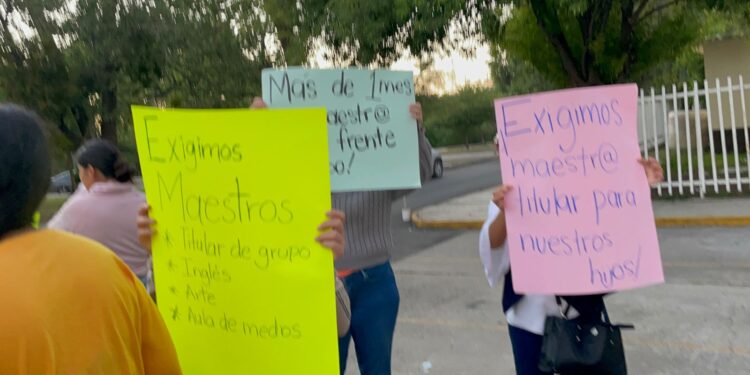 Cierran padres de familia la primariam Leona Vicario, exigen maestro
