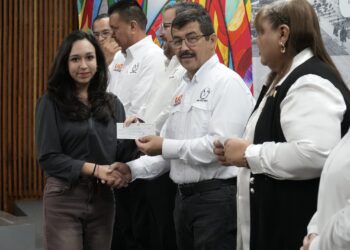 UAT y Secretaría de Educación entregan más de 8 mil becas a universitarios