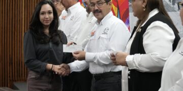 UAT y Secretaría de Educación entregan más de 8 mil becas a universitarios