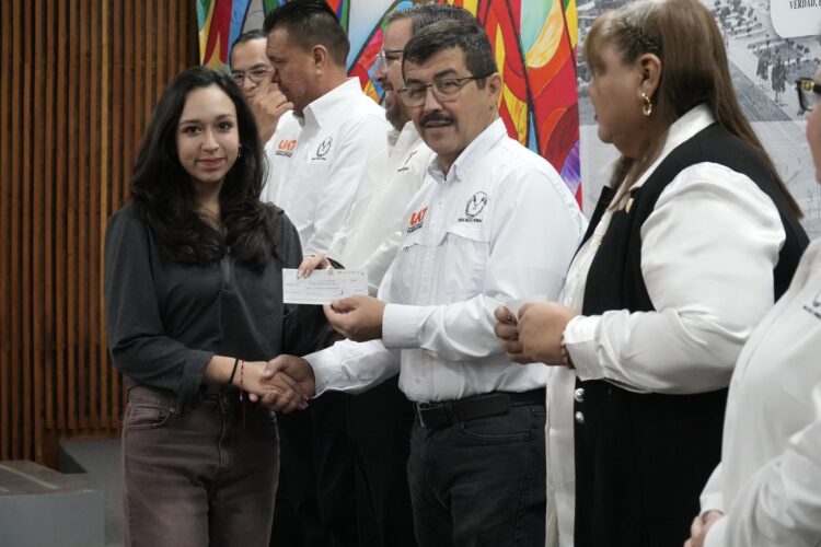 UAT y Secretaría de Educación entregan más de 8 mil becas a universitarios