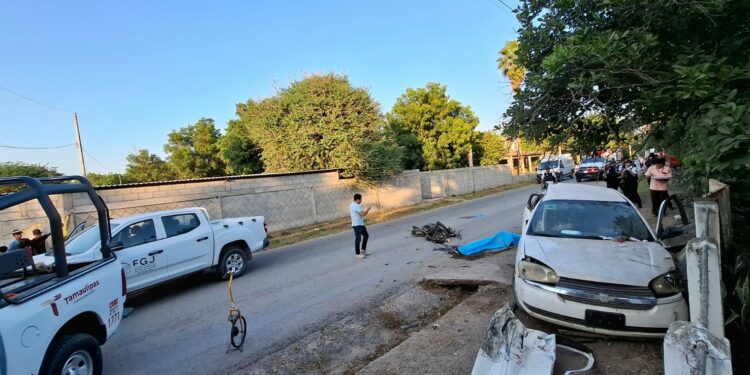 Mueren dos en choque de moto contra auto