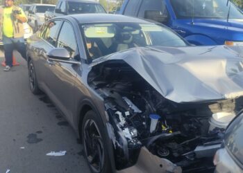 Trasnochada conductora protagoniza triple accidente en el tianguis de La Paz