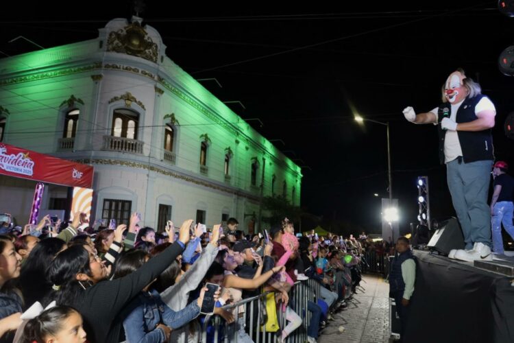 Divierten Los Payasónicos a cientos de victorenses frente al Palacio Municipal