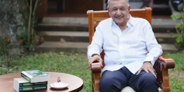 Desde Chiapas reaparece expresidente López Obrador y presenta su nuevo libro