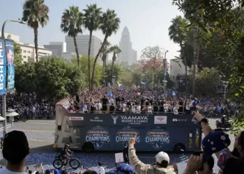 Los Dodgers festejan bicampeonato en calles de Los Ángeles y auguran reinar muchos años