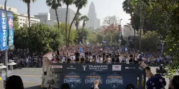 Los Dodgers festejan bicampeonato en calles de Los Ángeles y auguran reinar muchos años