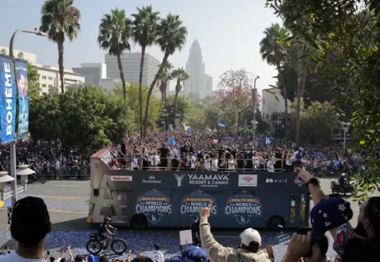 Los Dodgers festejan bicampeonato en calles de Los Ángeles y auguran reinar muchos años