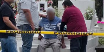 Cae a pozo de dos metros en el panteón y vive para contarlo