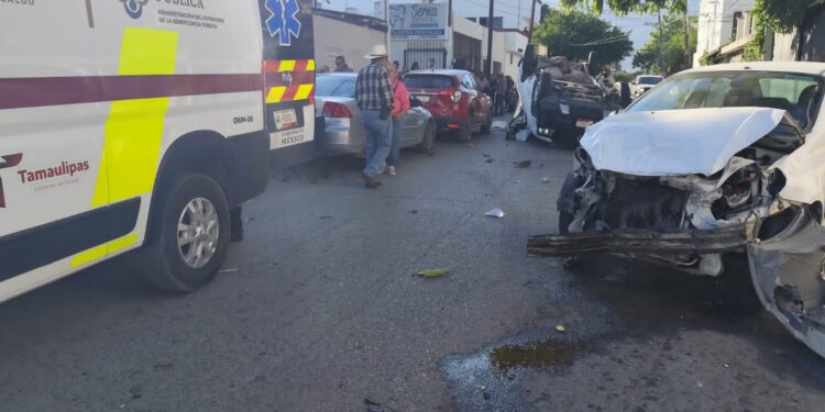 Choca camioneta de elotero y vuelca en centro de Cd. Victoria; cinco heridos