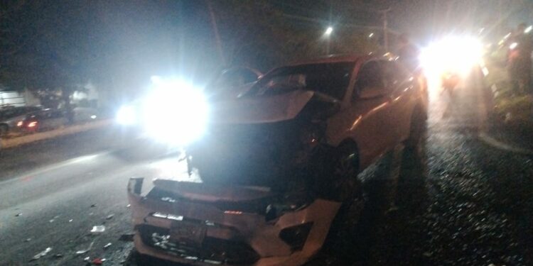 Accidente en Libramiento Portes Gil deja cuatro heridos